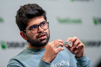Perplexity Democratizes AI Search, Makes Comet Browser Free Globally While Unveiling Premium 'Background Assistant'